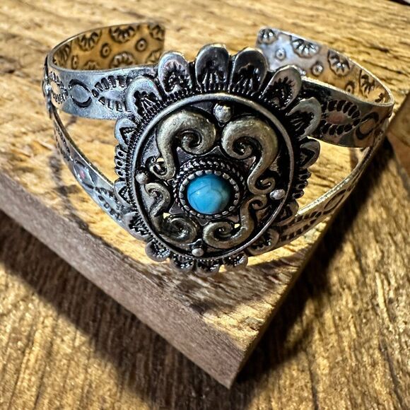 Vintage Southwestern Turquoise Cuff Bracelet for Boho Chic Cowgirls, Gift-Ready‎ - Picture 2 of 9